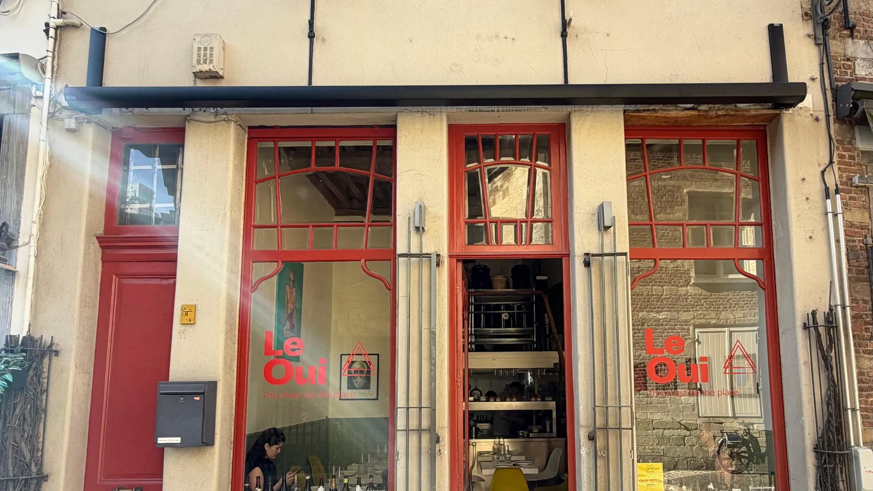Le Oui restaurant in Hendrik Conscienceplein 11