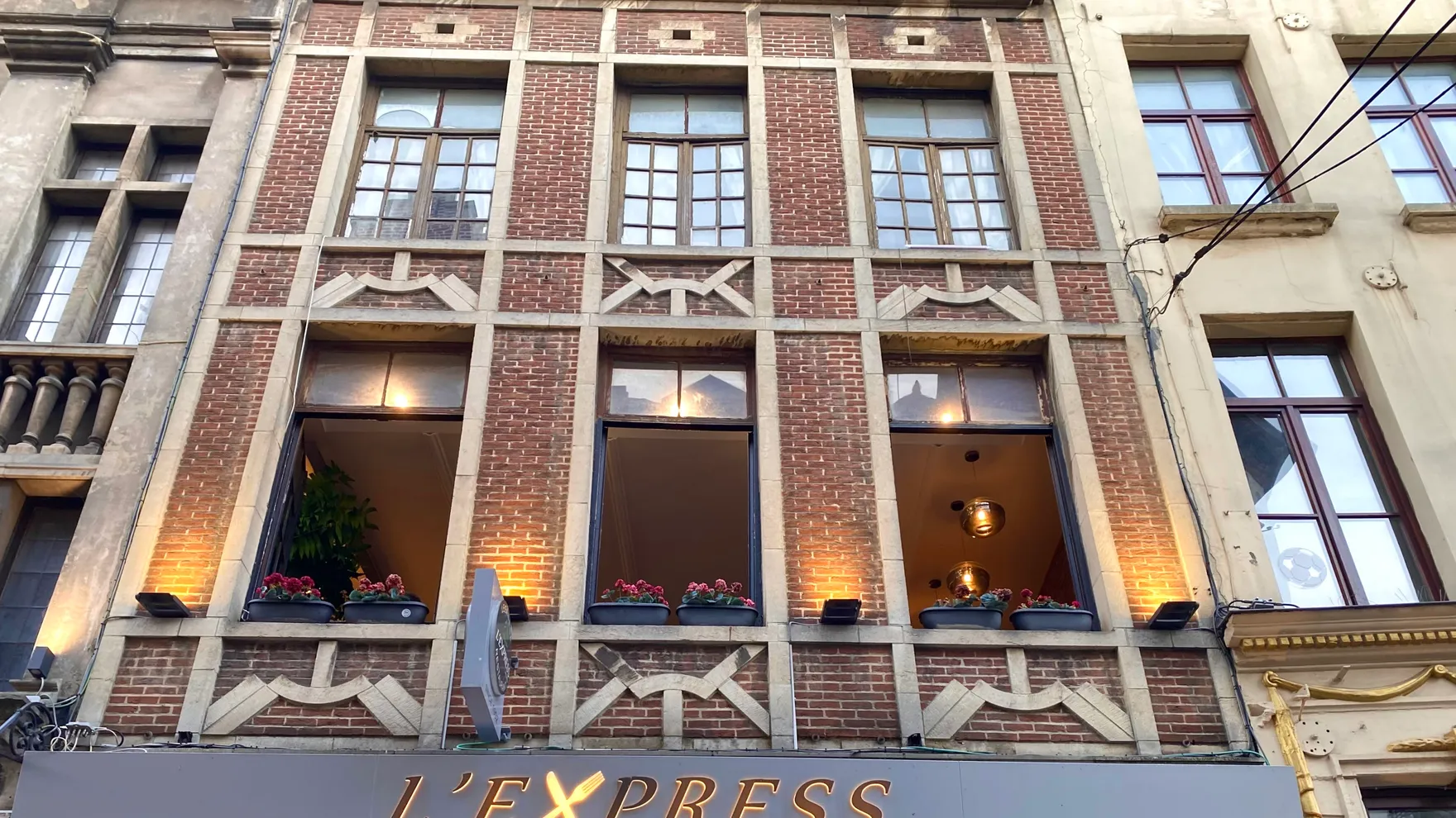 L'Express restaurant in Rue des Chapeliers 8