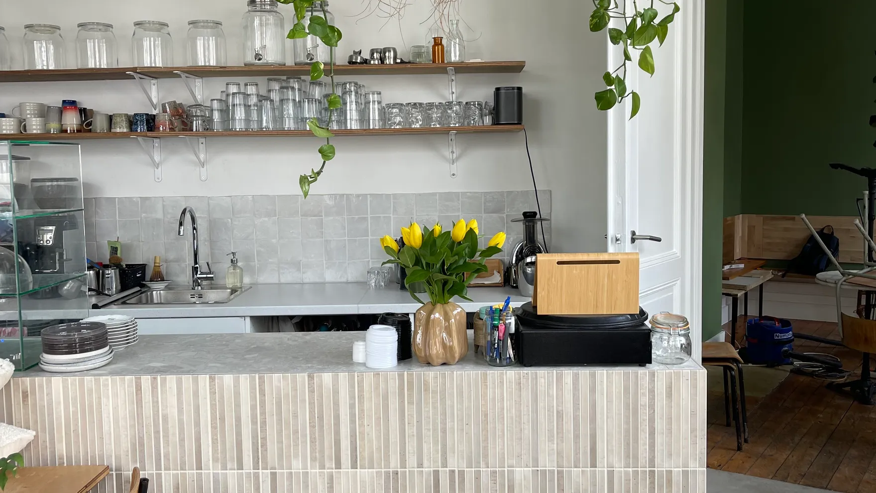 Wild Lab restaurant in Rue Antoine Bréart 44a