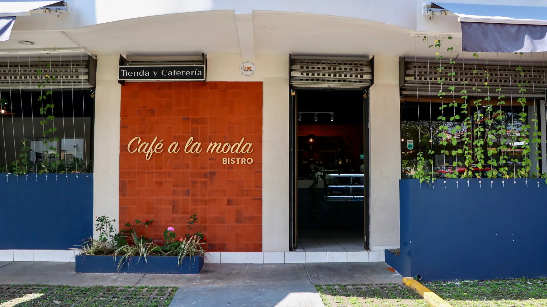 Café A La Moda restaurant in Geroma