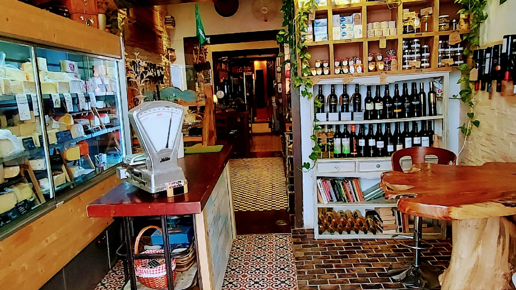 El Librero Tapas Y Quesos restaurant in Casco Antiguo