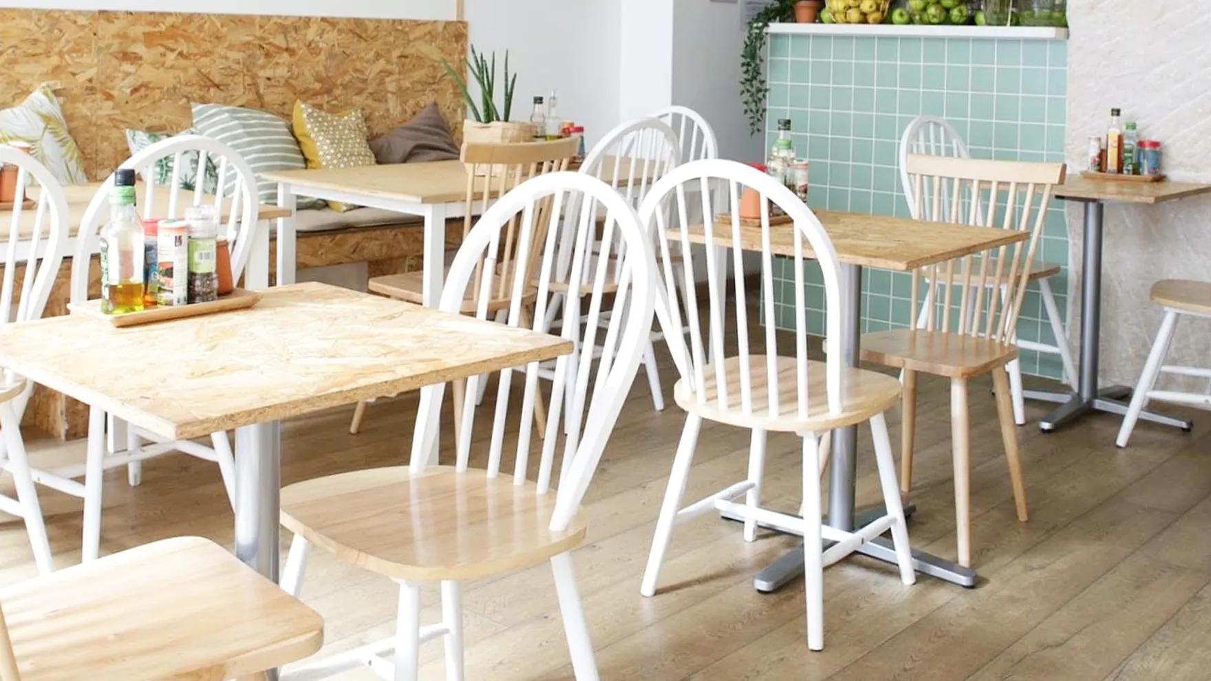 Paper plane restaurant in 14 Rue Gubernatis