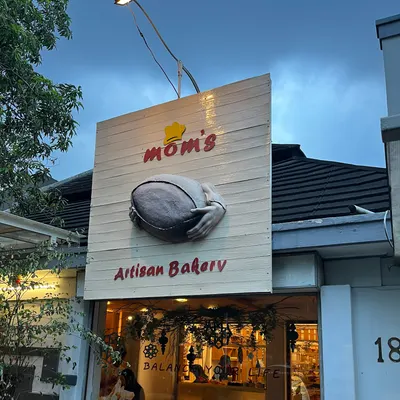 Mom's Artisan Bakery restaurant