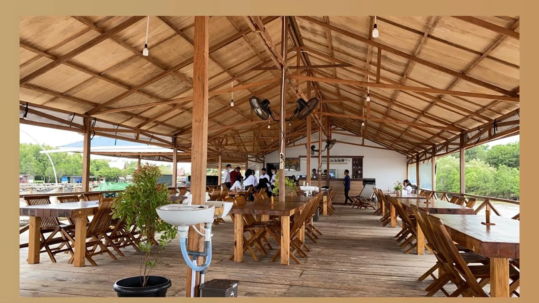 Kampoeng Nelayan Resto restaurant in Riau