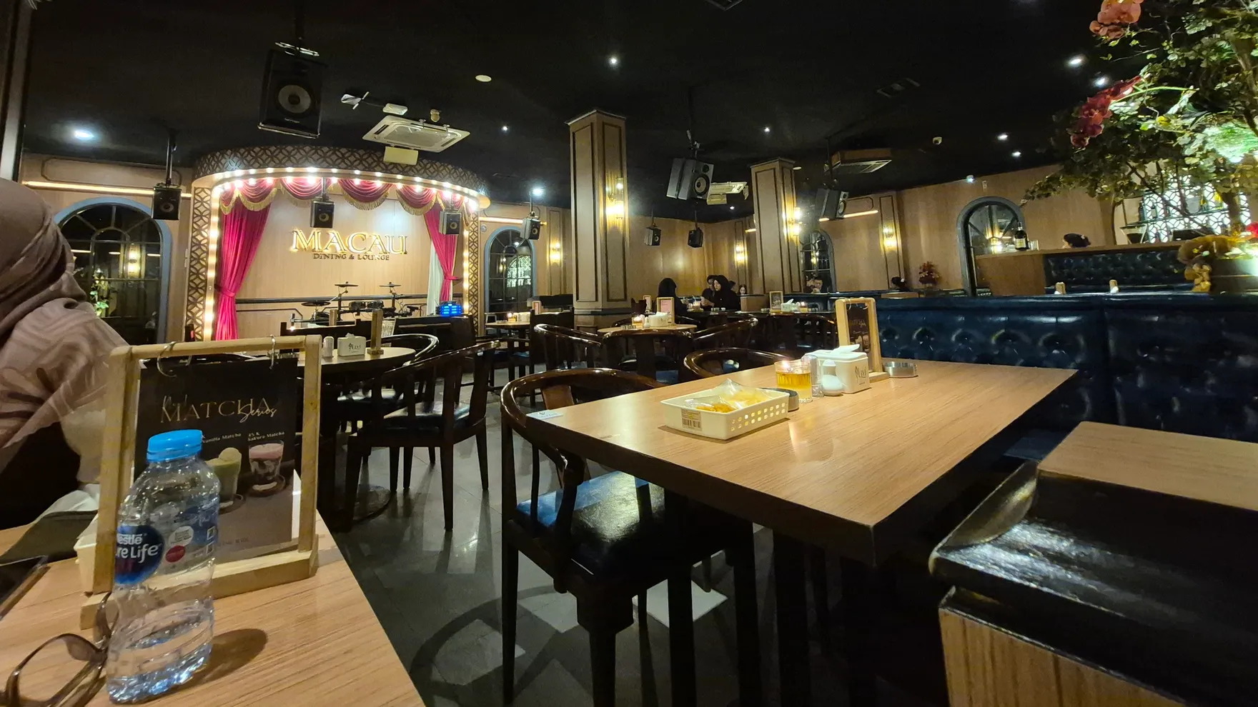 Macau Dining & Lounge restaurant in Padang City