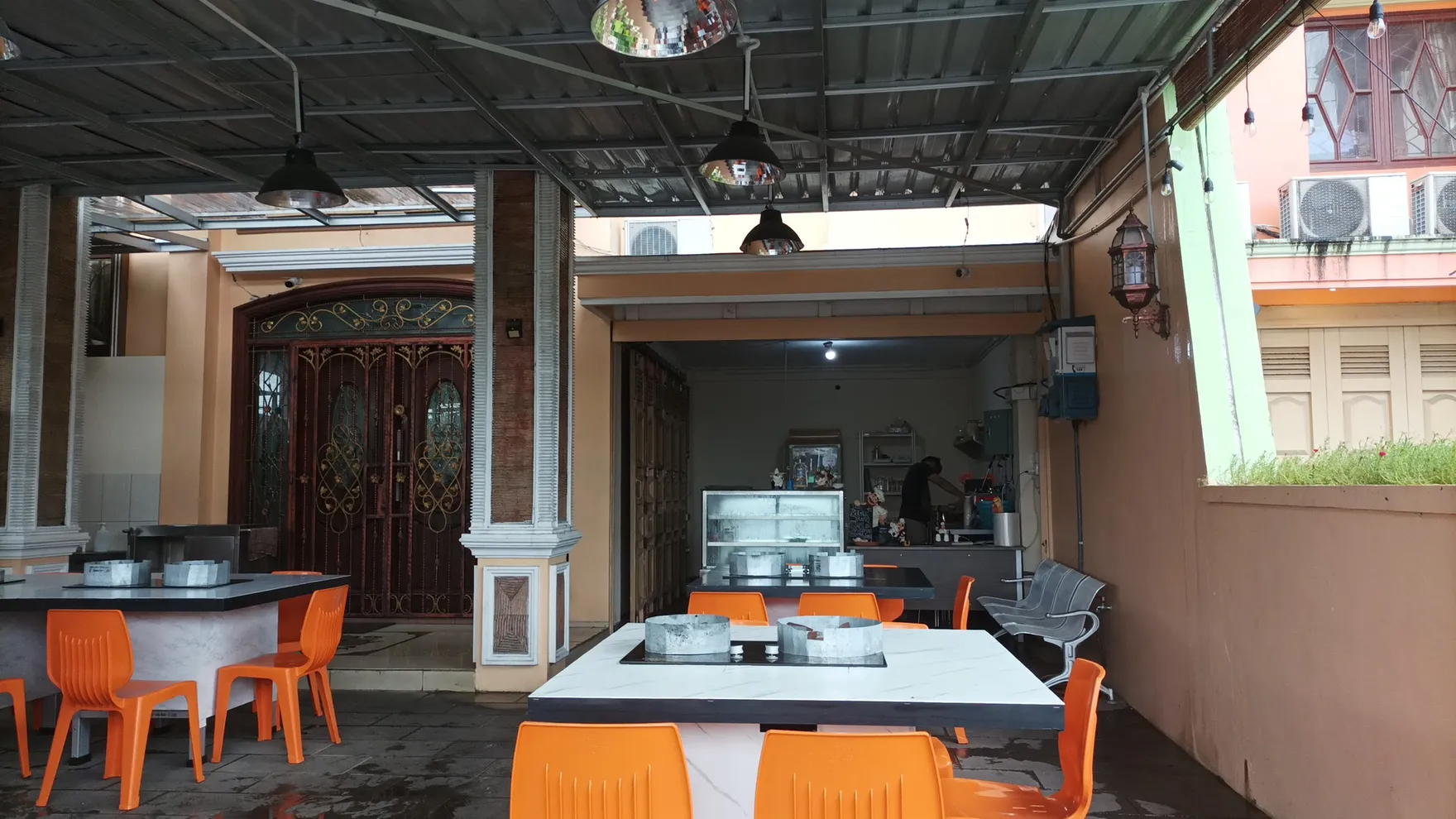 Made Line restaurant in Kota Padang