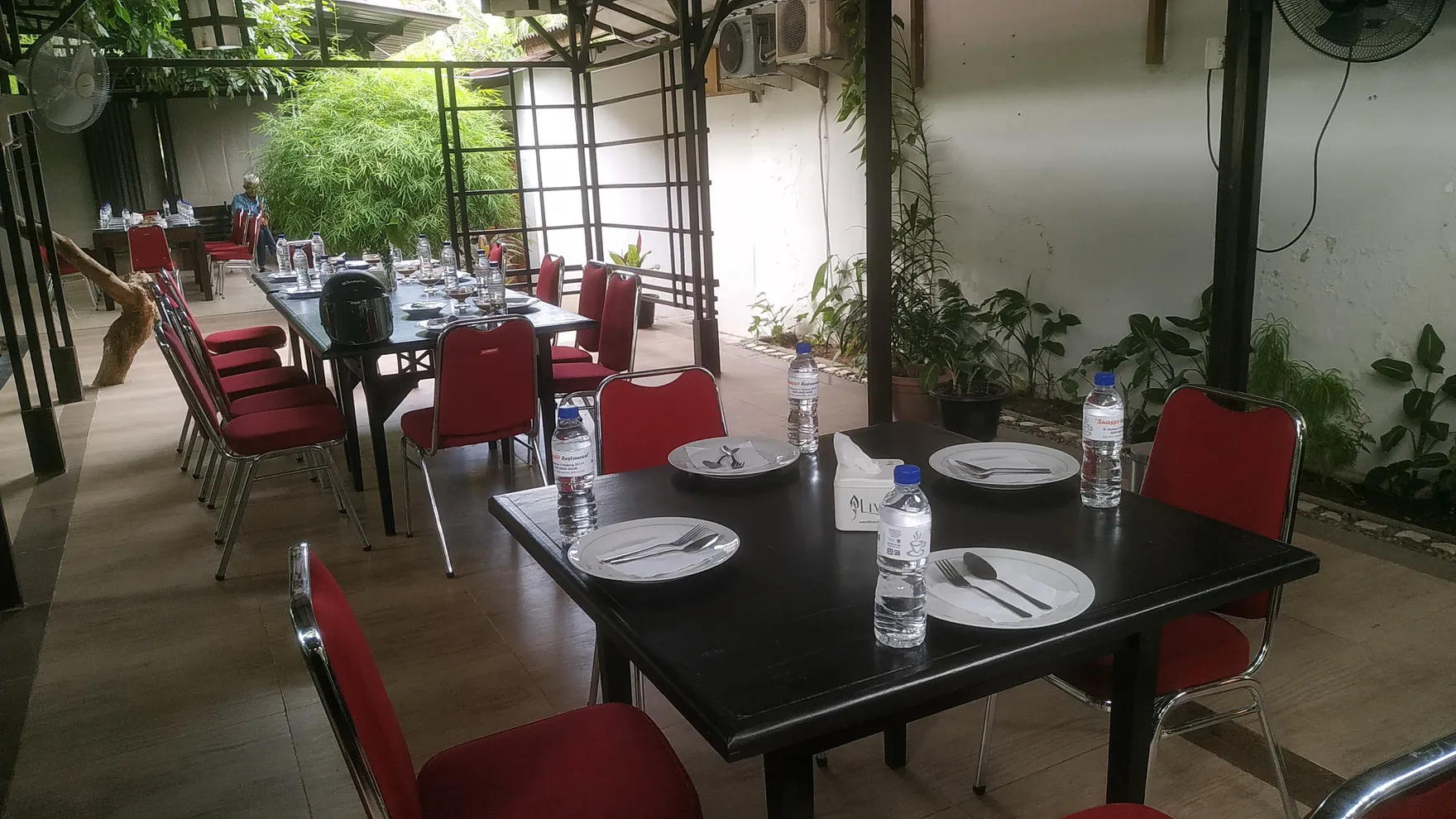 Suasso Restaurant & Coworking Space restaurant in Sumatera Barat