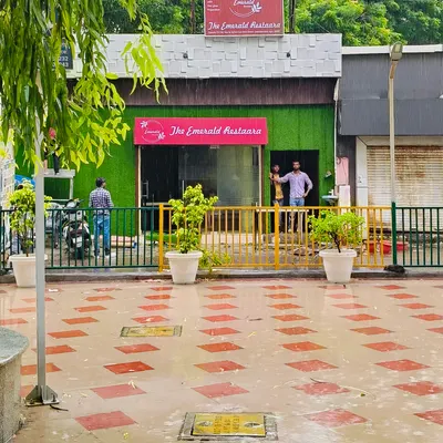 The Emerald Restaara,Agra restaurant