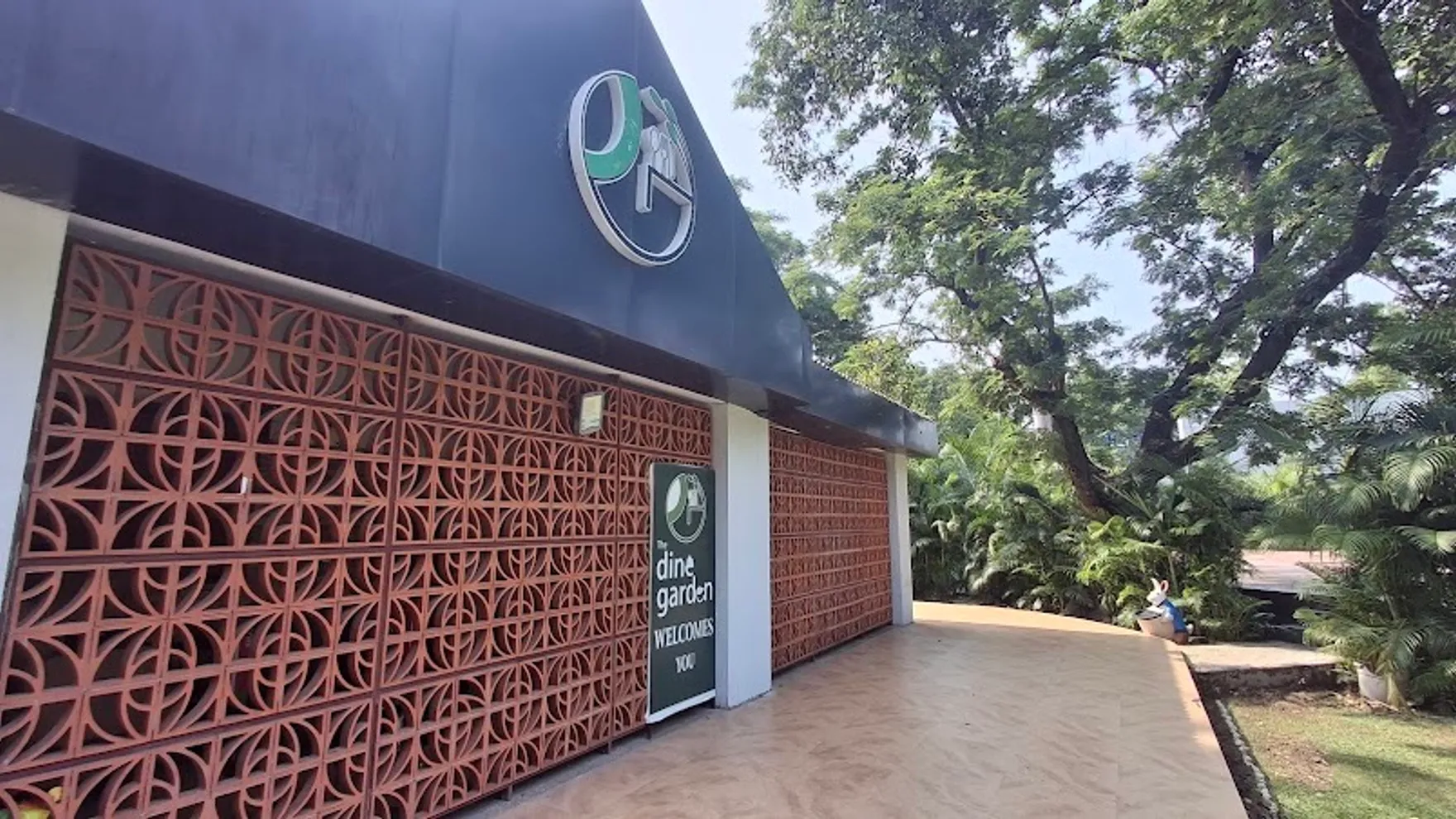 The Dine Garden restaurant in Bareilly
