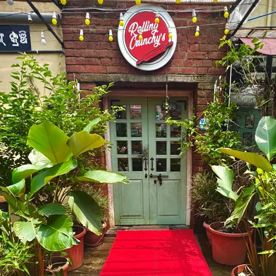 Rolling Crunchy's Cafe & Restaurant restaurant