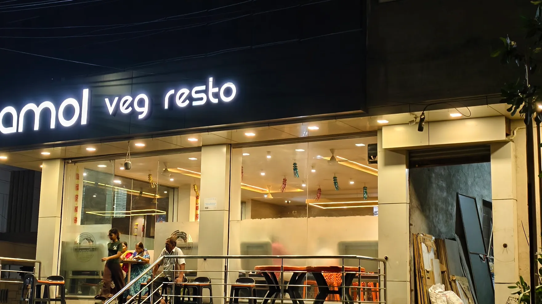 AMOL VEG RESTO restaurant in Solapur