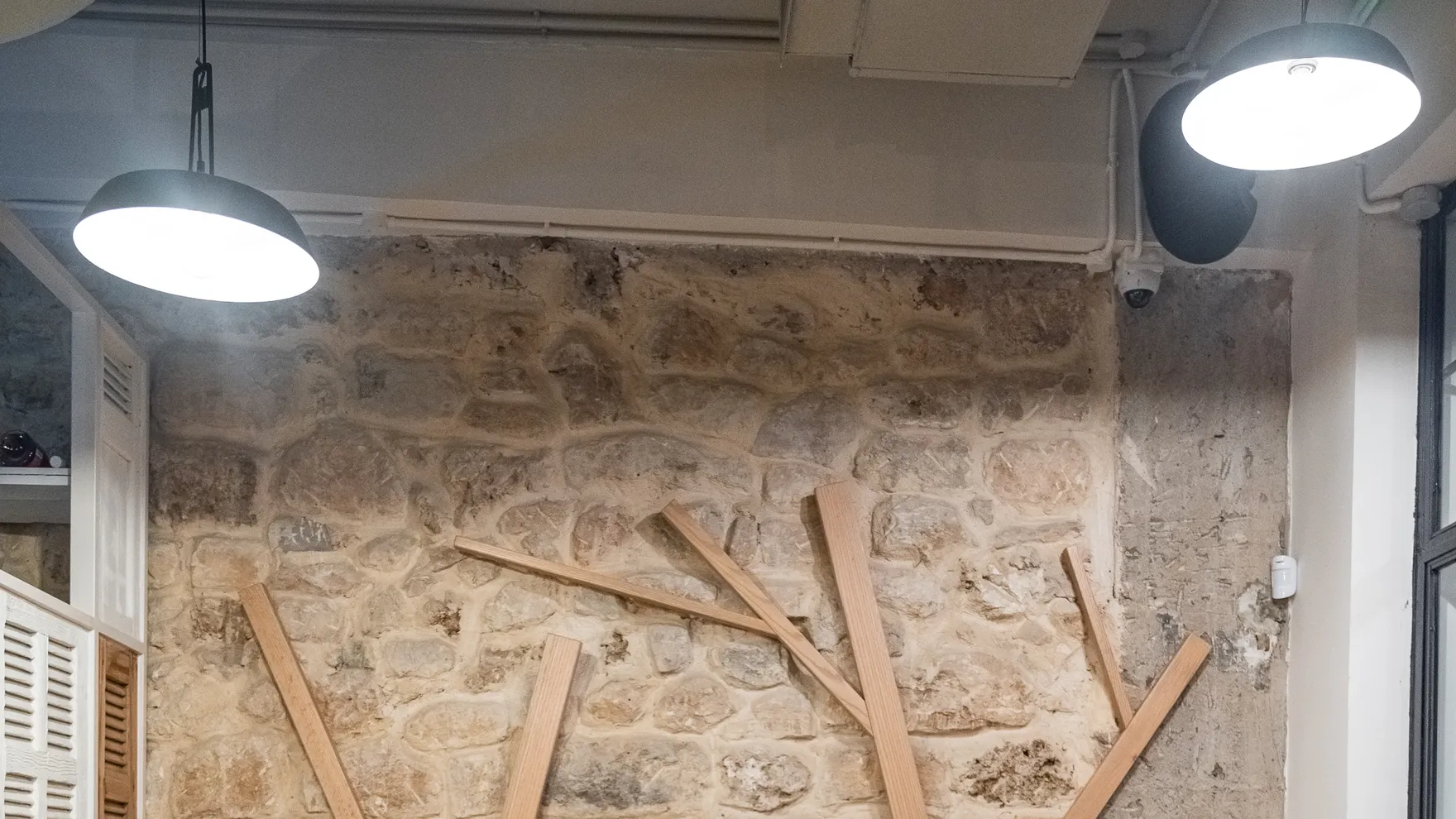 The Barn restaurant in the alleyway، Gouraud