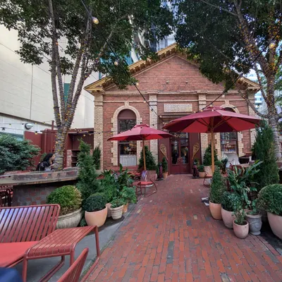 Pepe's Italian & Liquor restaurant