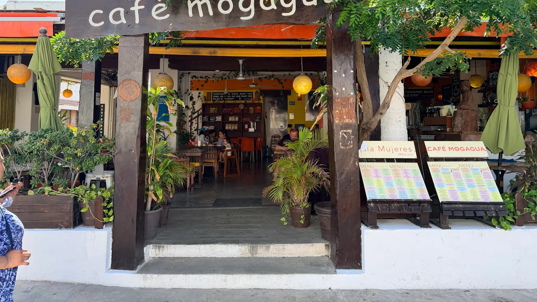 Café Mogagua restaurant in 77400 Isla Mujeres