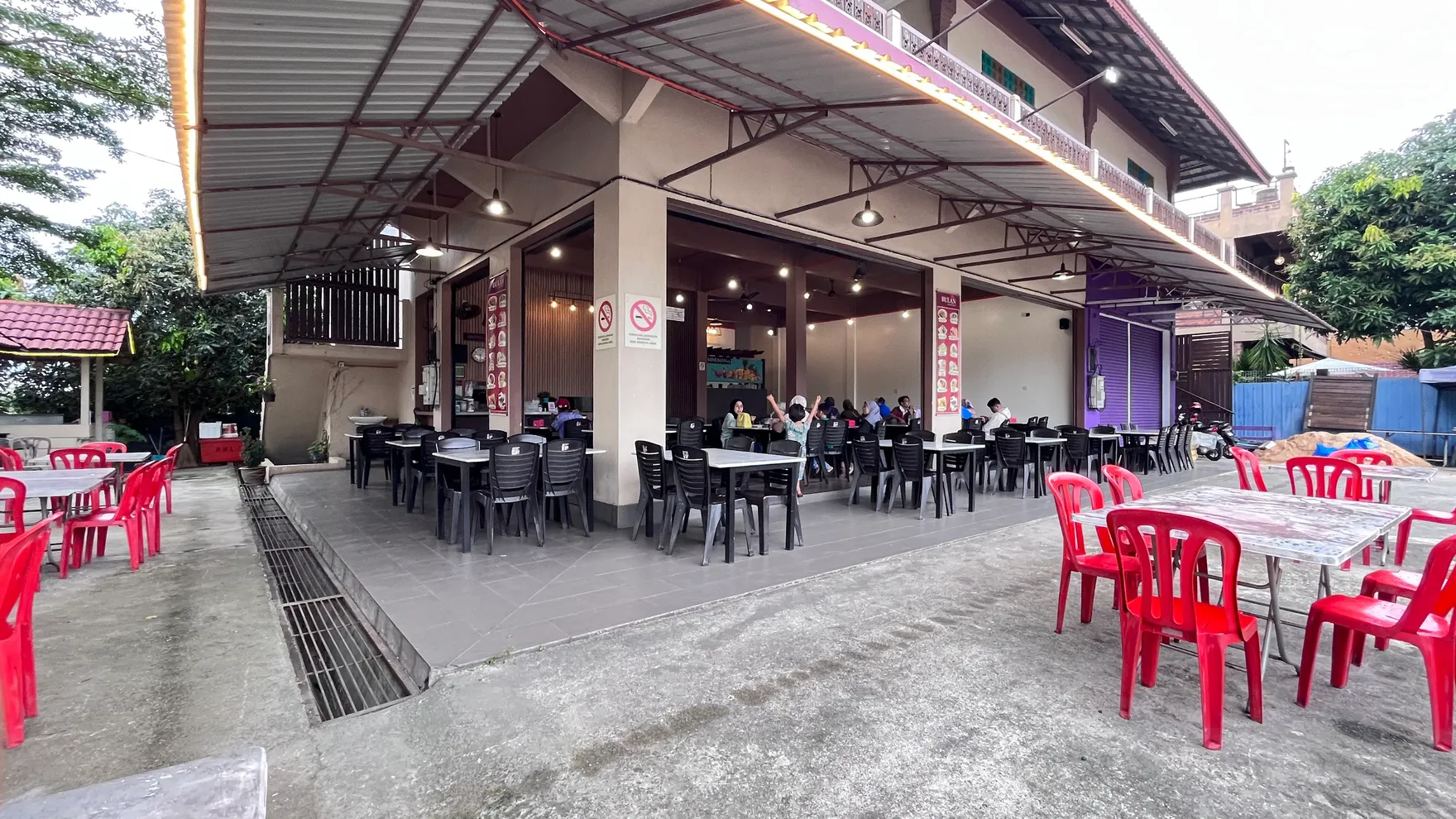 Restoran Bulan Atap Merah restaurant in Selangor