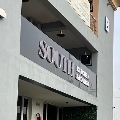 South Kitchen & Lounge restaurant