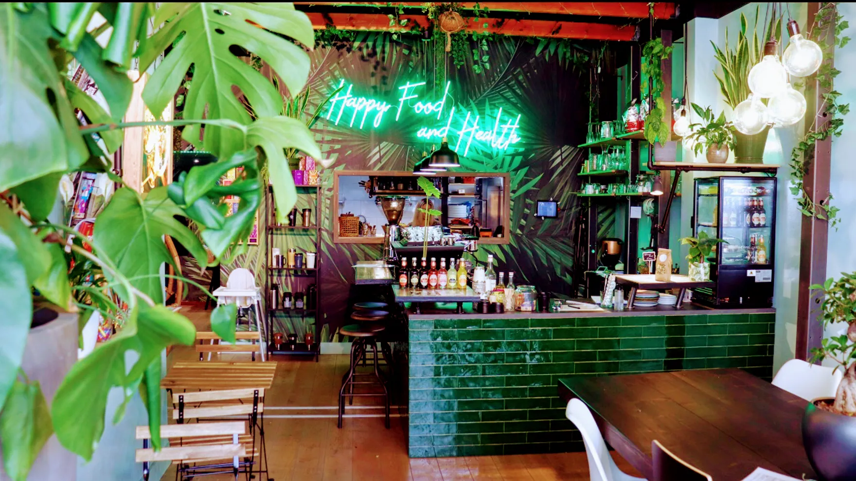 Happy Food & Health restaurant in Maashavenweg 31