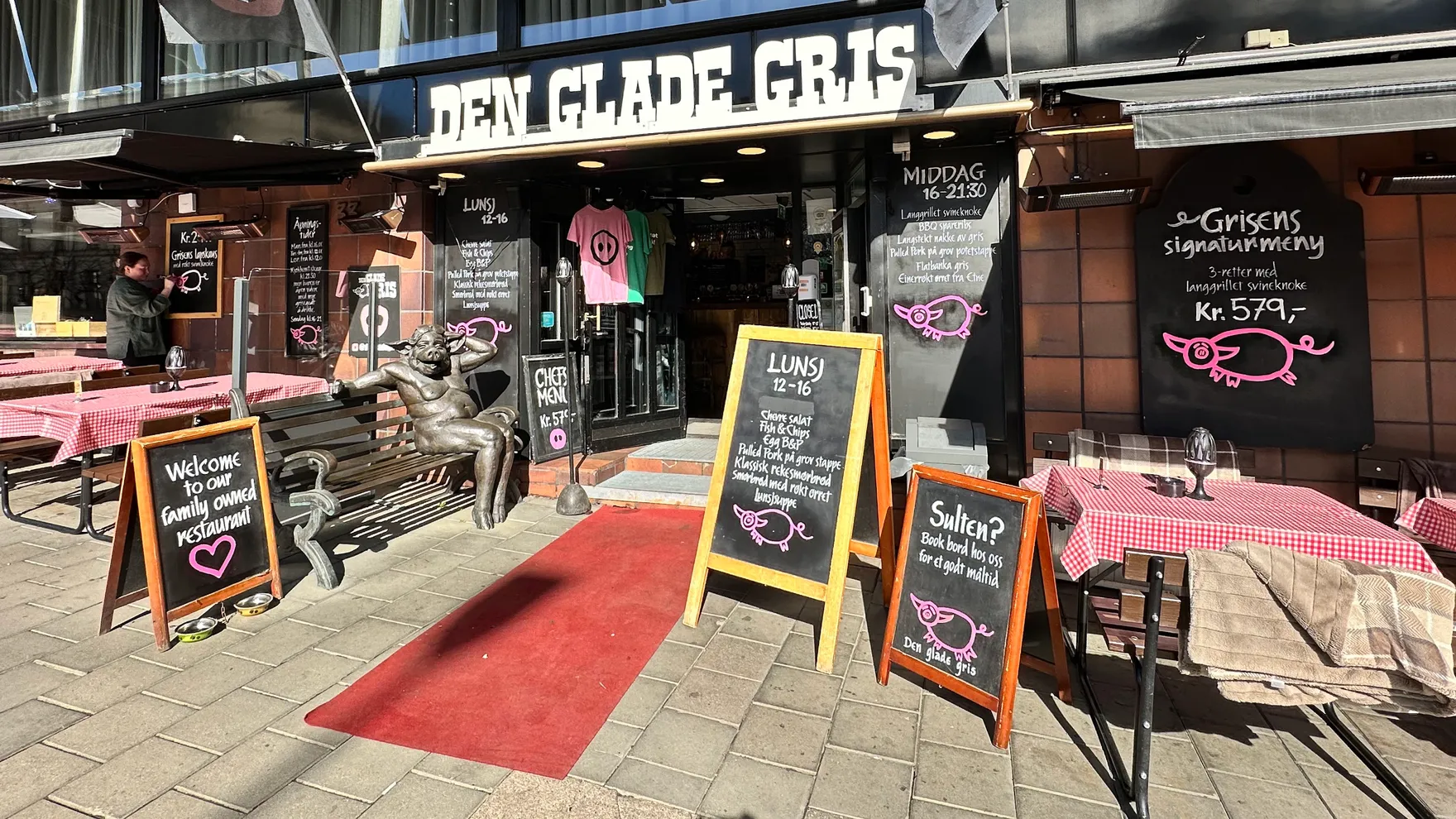 Den Glade Gris restaurant in Sentrum