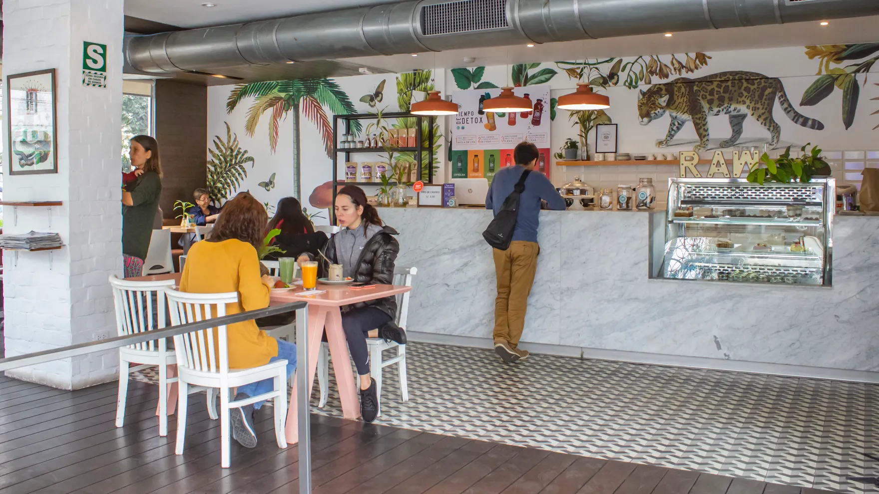Raw Café restaurant in C. Independencia 596