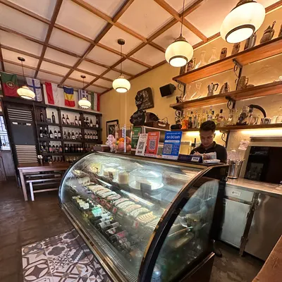 Poco Deli Kapitolyo restaurant