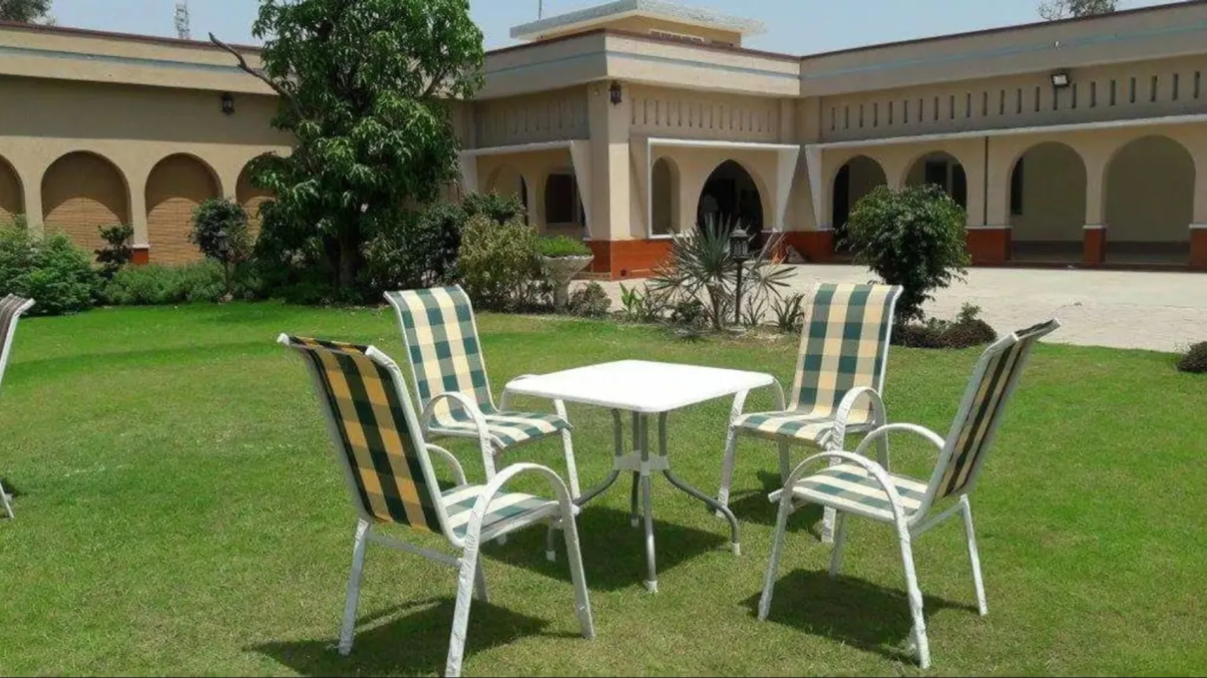 Pak China Club & Guest House restaurant in Dera Ismail Khan