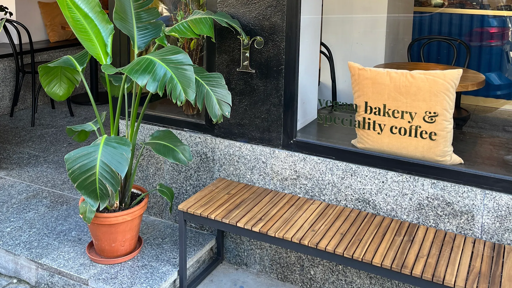eter - vegan bakery & speciality coffee restaurant in Hoża 5/7