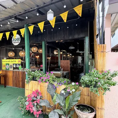 J-DEE VEGAN restaurant