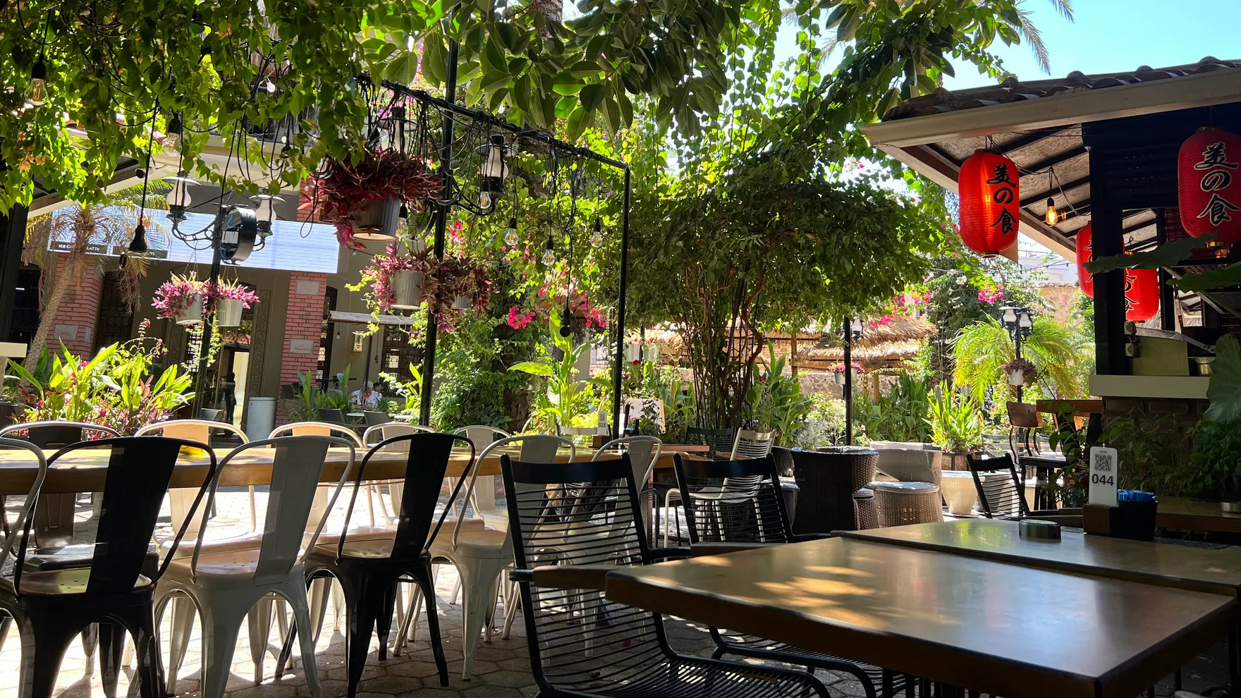 LUNA GARDEN restaurant in Kocatepe Sk. No:4