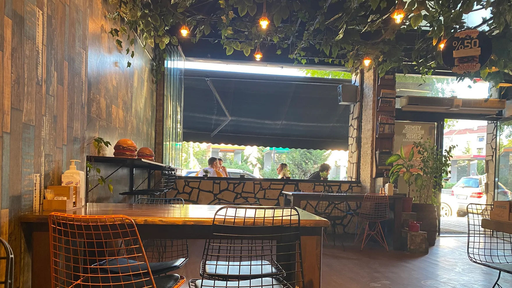 Etevim Cafe & Burger restaurant in Zübeyde Hanım Blv No:13 D:B