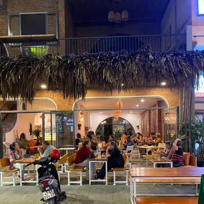 Roots Plant-Based Cafe restaurant