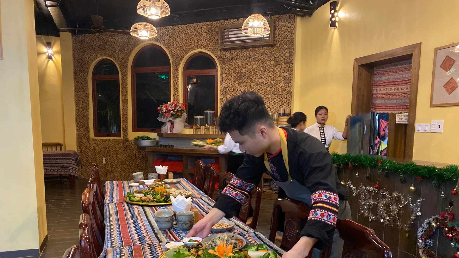 Nhà hàng Đỉnh Pù Luông restaurant in Pù Luông